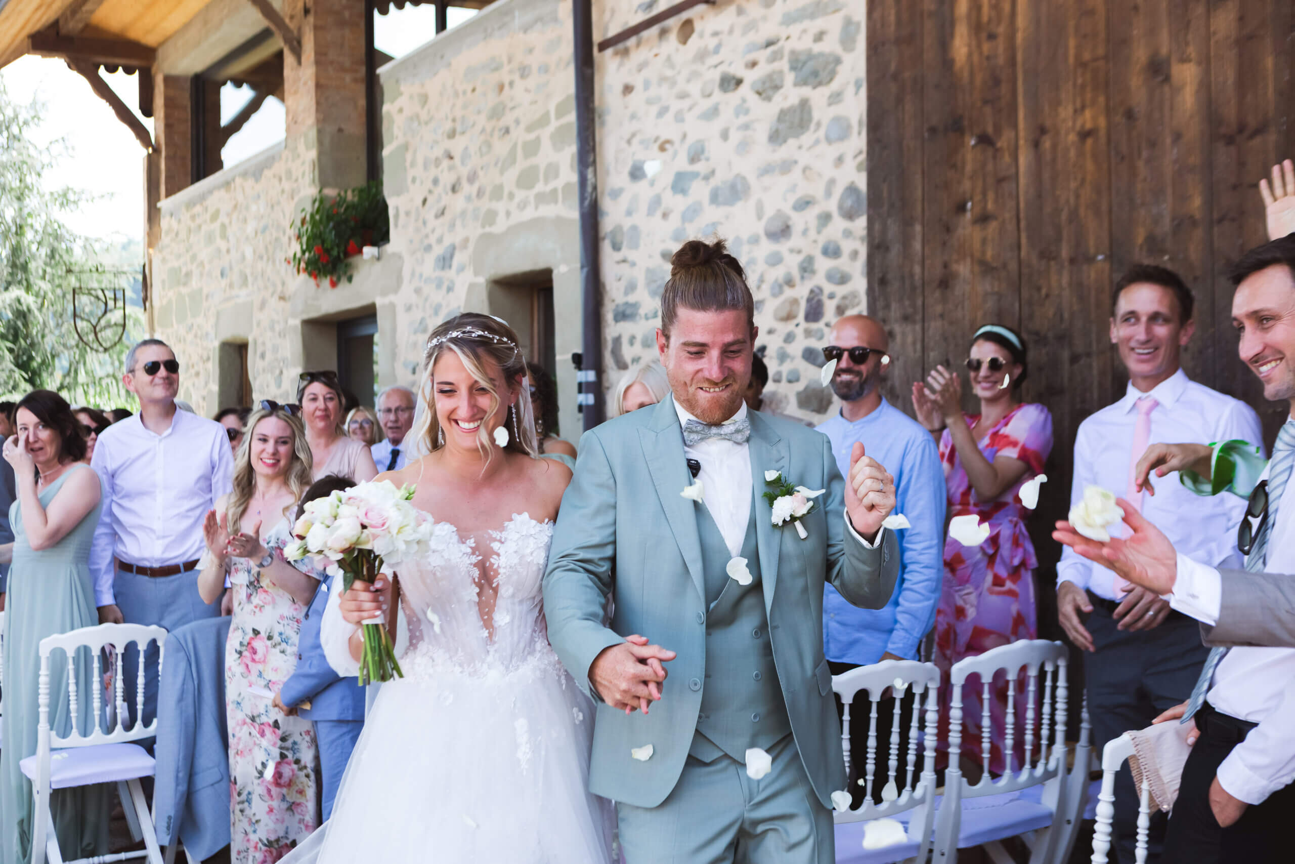 Photo de mariage dans un jardin avec piscine et vue sur les montagnes