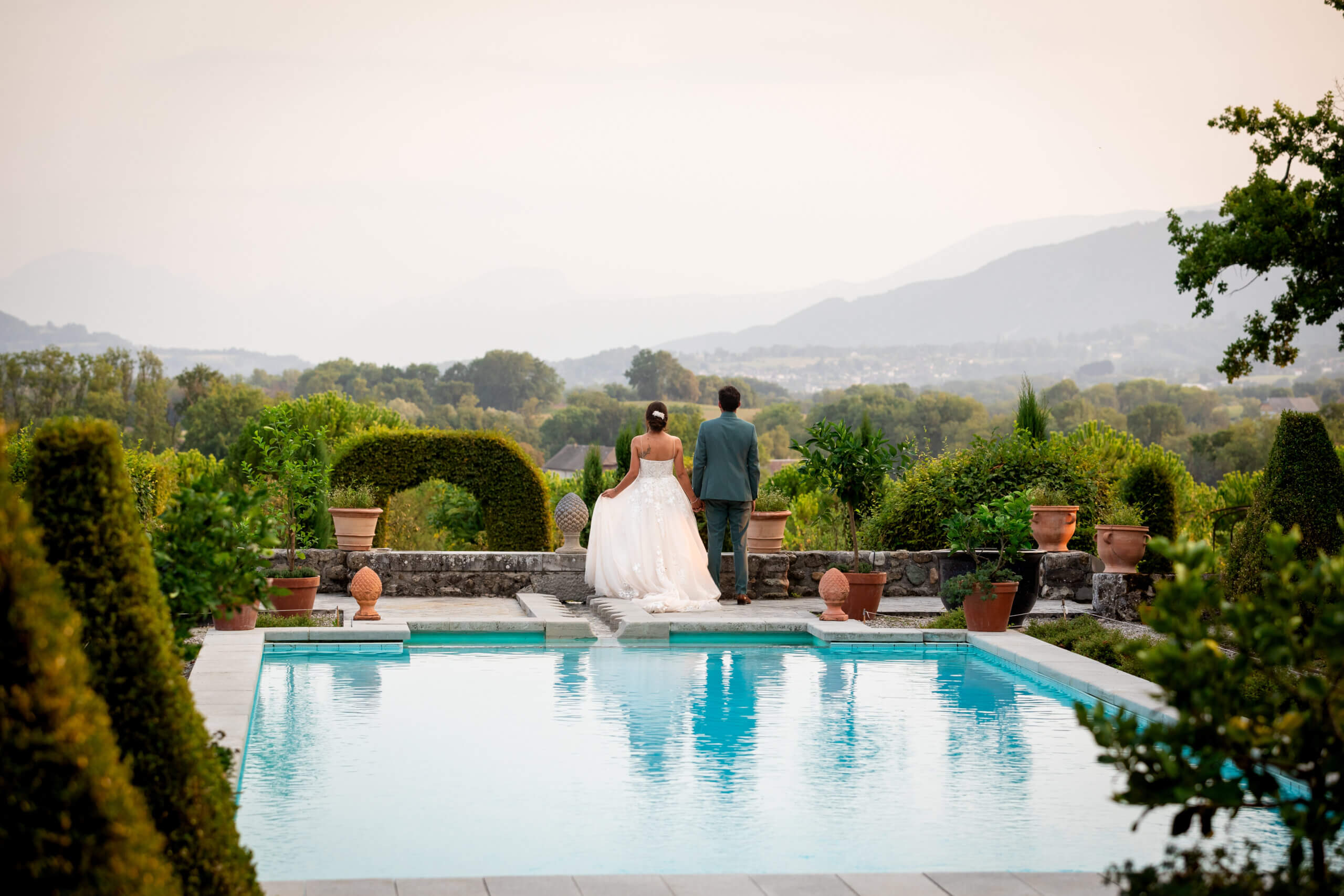 Portrait de couple élégant dans un domaine de mariage