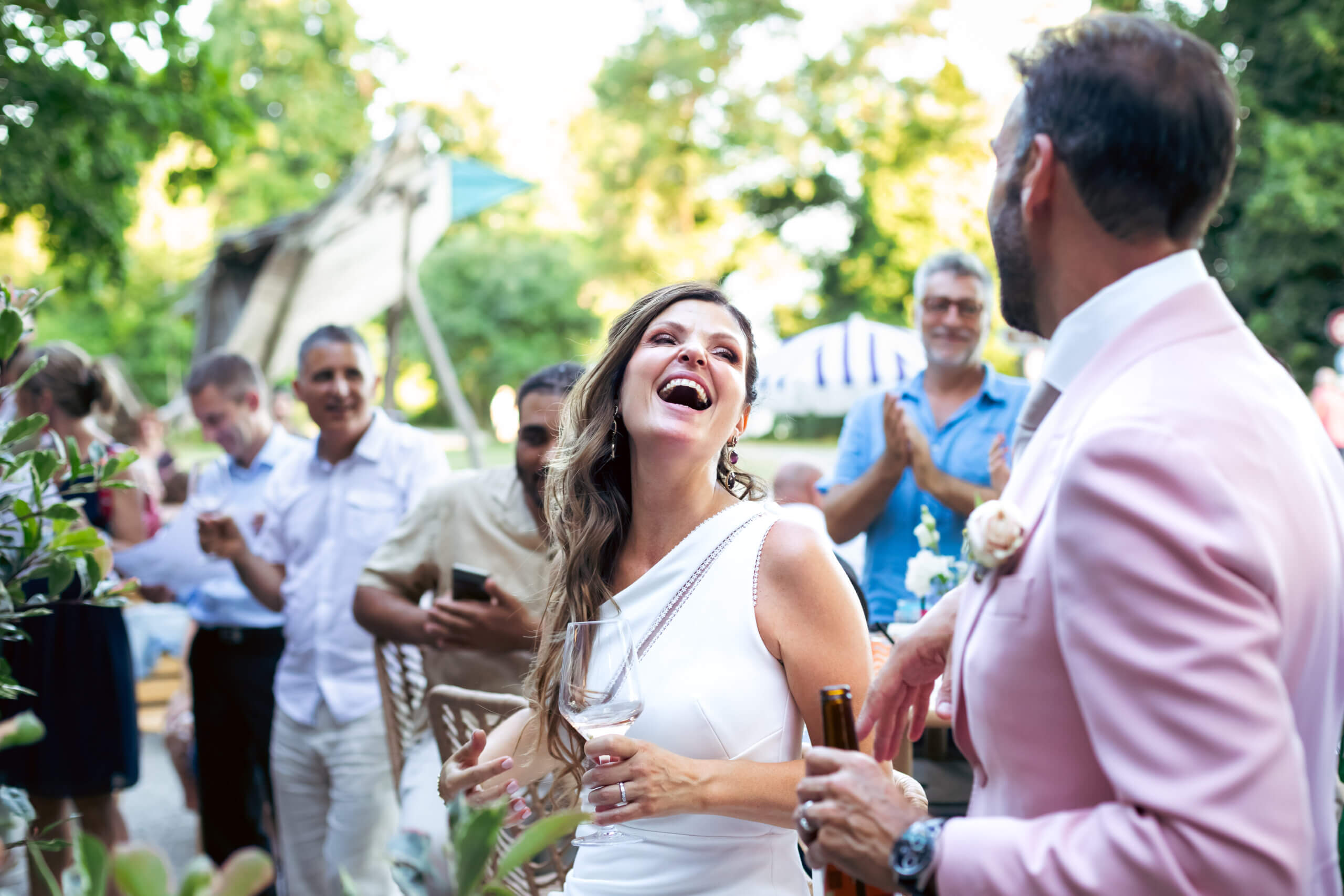 Mariés pendant une soirée de mariage festive