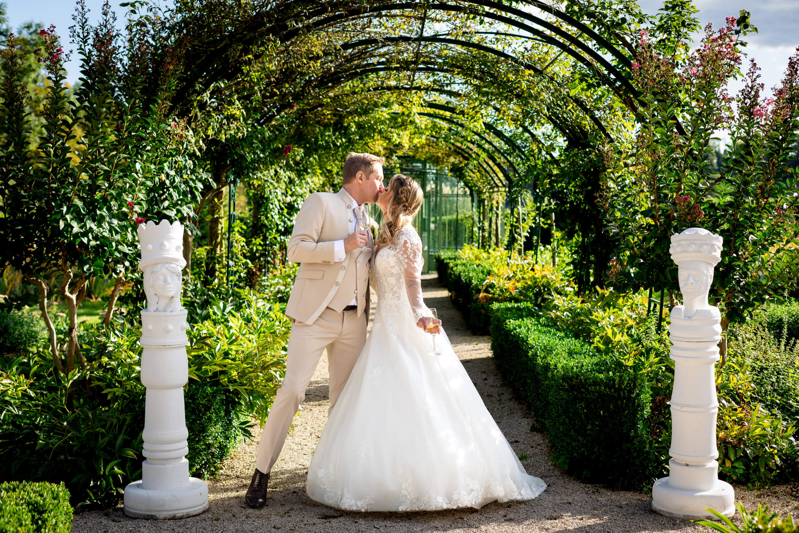 Photo de couple dans un domaine de mariage en été